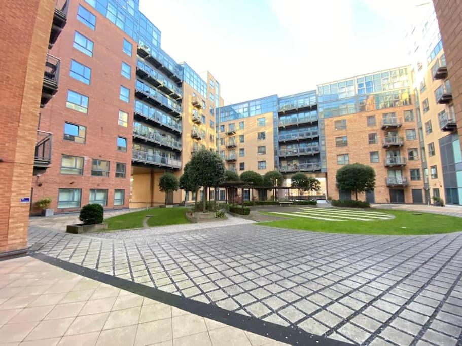 Sheffield City Centre Apartment & Balcony Exterior photo